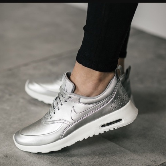 🆒🚺 NIKE AIR MAX IN METALLIC SILVER 🚺🆒 - Picture 5 of 16
